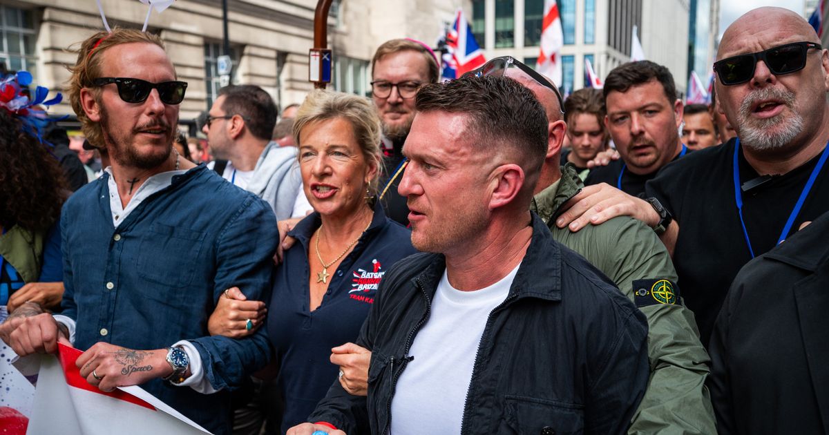 लंदन की सकड़ों पर प्रदर्शनकारी ।